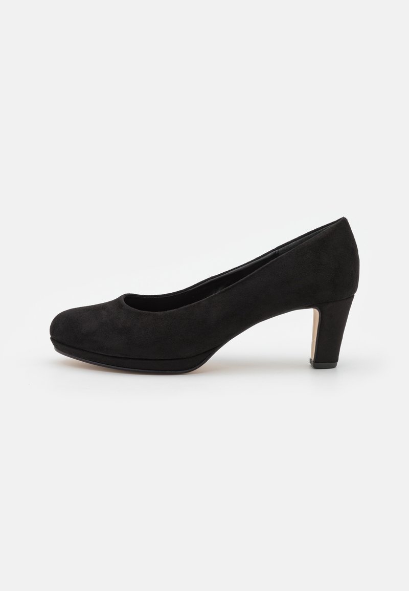 Escarpin en daim noir à talon moyen, bout arrondi et talon bloc modeste sur fond uni clair.