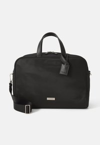 Zwarte nylon laptoptas met leren accenten, dubbele bovenhandvatten, een verstelbare schouderband en een merklabel aan de voorkant.