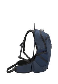 Sac à dos de randonnée bleu foncé avec bretelles réglables, ceinture ventrale rembourrée, plusieurs compartiments et fermetures éclair, montré de côté.