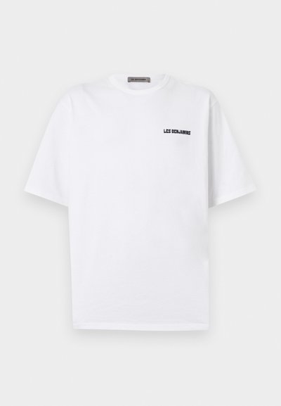 Λευκό κοντομάνικο μπλουζάκι με στρογγυλή λαιμόκοψη και μικρό μαύρο λογότυπο «Les Benjamins» στο αριστερό στήθος.