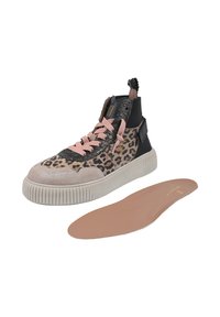 Wysokie trampki z zamszu w panterkę, różowymi sznurówkami, fakturowanym czarnym wierzchem i kremową gumową podeszwą. Zawierają wymienną wkładkę.