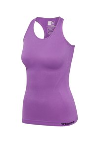 Débardeur de sport violet pour femme, sans manches, avec un dos nageur et le logo "hummel" sur l'ourlet inférieur.