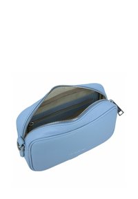 Borsa a tracolla in pelle blu con chiusura a zip, caratterizzata da un'esterno testurizzato, un logo discreto e un ampio interno con una tasca con zip.