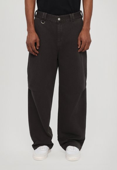 Pantaloni largi de culoare gri închis, din bumbac, cu închidere frontală cu un buton, bucle pentru curea și un accent din metal sub formă de inel pe talie.