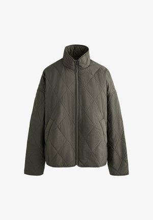 Kavčasta zelena jakna z visokim ovratnikom, polnim sprednjim zadrgo in dolgimi rokavi. Ima diamantni vzorec in mehak teksturo.