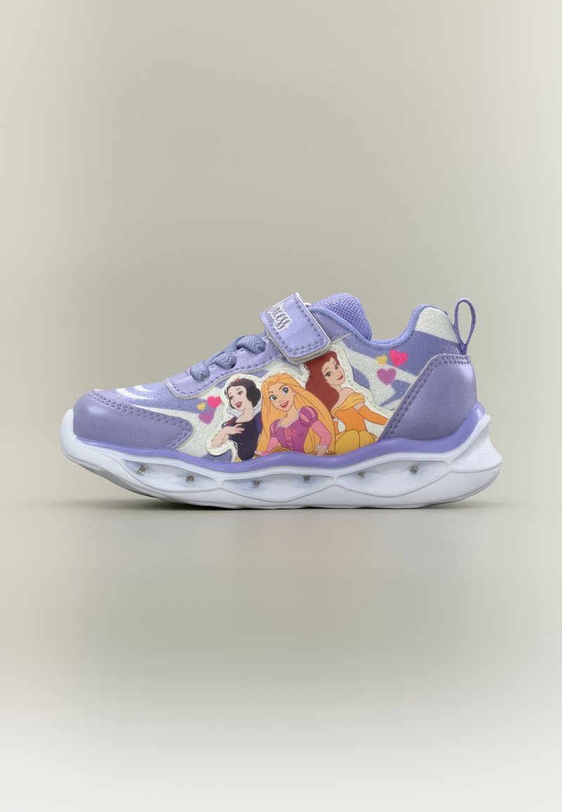 Μωβ αθλητικό παπούτσι παιδικό με τις πριγκίπισσες της Disney και σχέδια καρδιάς, με λευκή μαλακή σόλα και κλείσιμο με κορδόνι βέλκρο.