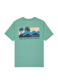Mintgroene katoenen t-shirt met een geprinte ontwerpen van palmbomen, bergen, een zon en coördinaten op de achterkant. "RVCA" is opgenomen in het ontwerp.