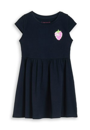 Robe à manches courtes bleu marine avec taille froncée et petit détail fraise en sequins roses et verts sur la poitrine.