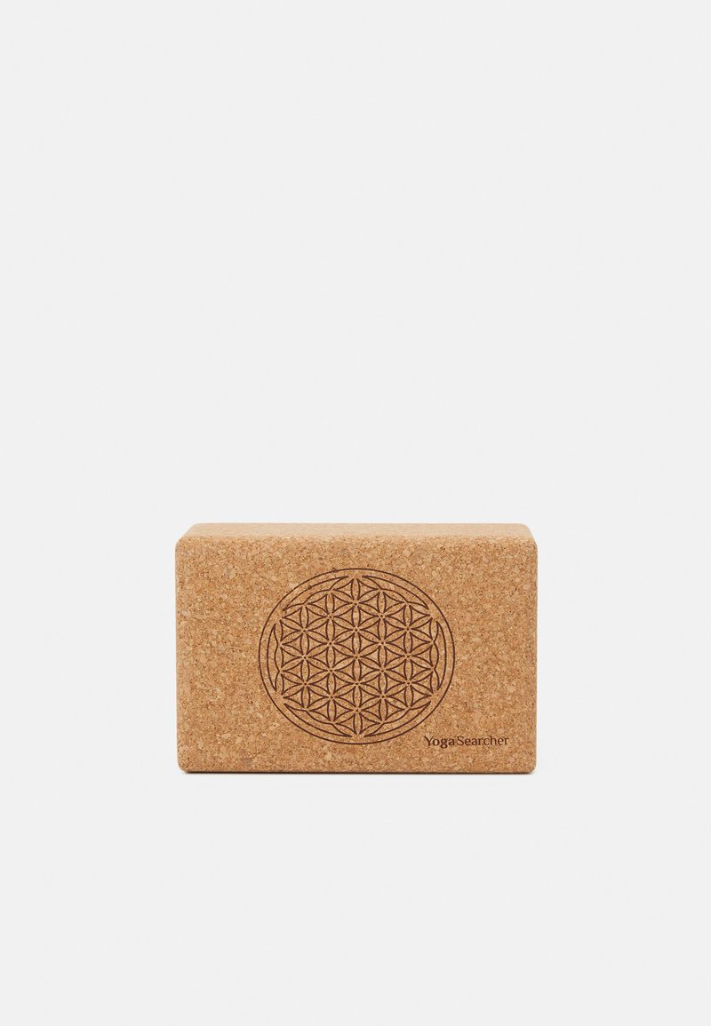 Kork yoga blokk med rektangulær form, med et preget blomstermønster og gravert merkenavn "YogaSearcher" på siden.