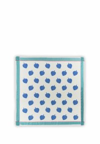Blauwe aardbeienpatroon op een witte achtergrond met een muntgroene rand. Heeft een gestikte rode accent langs de randen. Vierkant ontwerp.