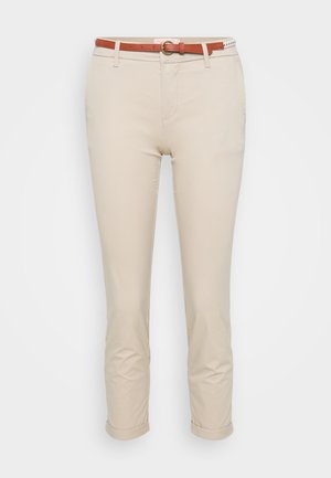 Beezhivärvi chinos püksid slim fit lõikega, millel on keeratud sääred, küljetaskud ja pruun nahkrihm ümmarguse pandlaga.