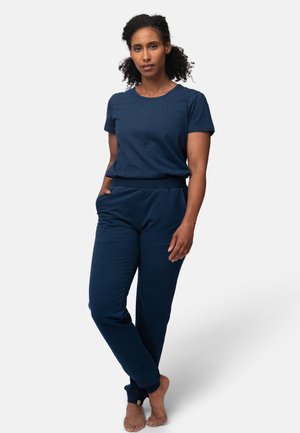 Dunkelblaues Baumwoll-T-Shirt mit kurzen Ärmeln und Rundhalsausschnitt, kombiniert mit passenden Jogginghosen mit Taschen und elastischen Bündchen.