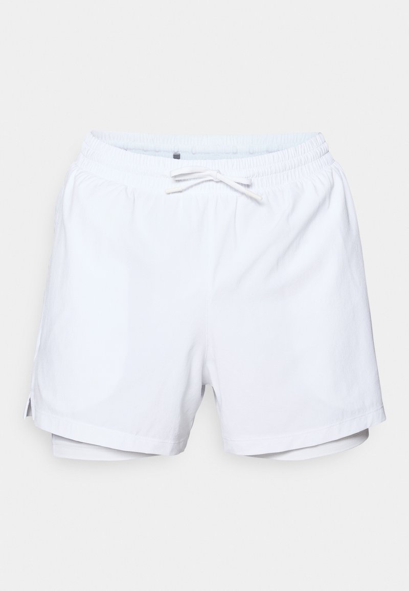 Pantaloni corti bianchi realizzati in un tessuto morbido, con una vita elasticizzata e cordino. Presentano un design a strati con leggere fessure laterali.