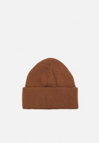 Gorro de malha castanho com dobra, apresentando uma textura suave e um topo pontiagudo, feito de material quente e elástico.