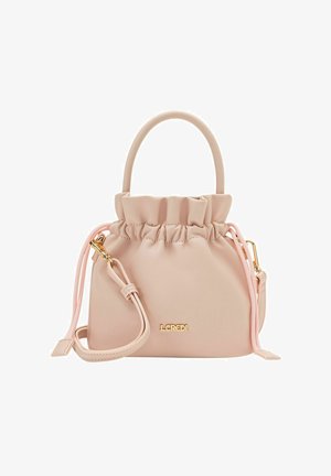 Petit sac à main rose blush avec un haut froncé, un logo doré et une bandoulière ajustable. Fabriqué en matériau lisse avec une forme structurée.