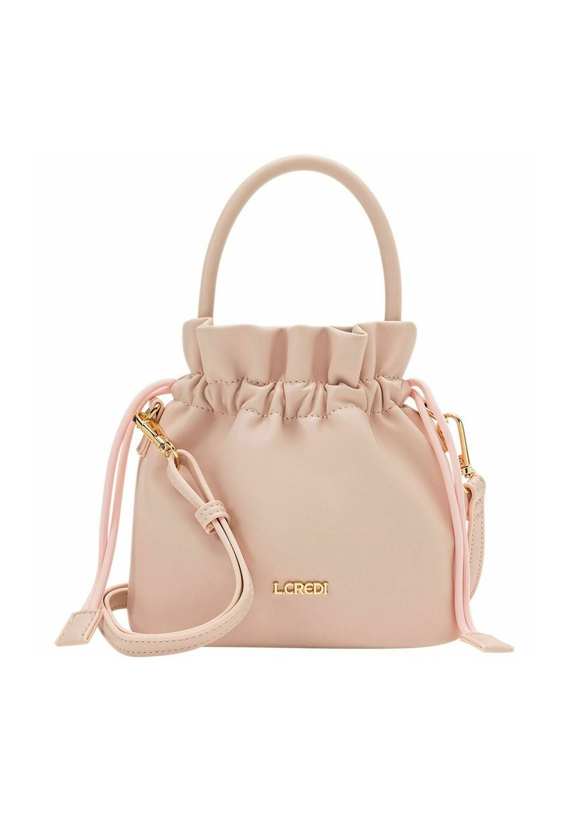 Petit sac à main rose blush avec un haut froncé, un logo doré et une bandoulière ajustable. Fabriqué en mat�ériau lisse avec une forme structurée.