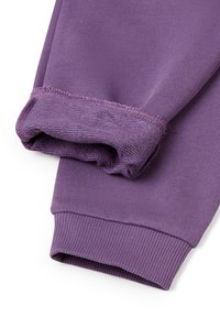 Paars sweatshirt met mouwen die ribbels aan de manchetten tonen en een zachte, lusvormige binnenstoftextuur. Één mouw is opgerold.