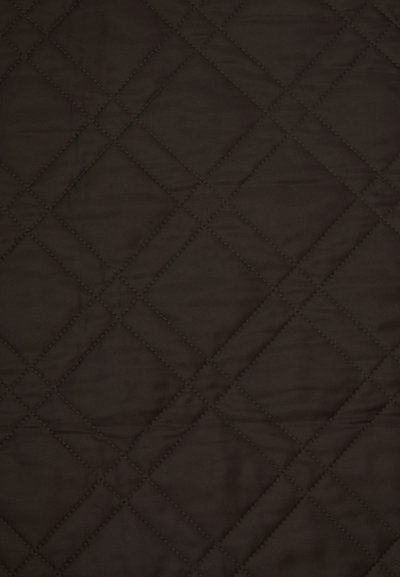 Vatteret stof i mørkebrunt, med et diamantmønster og kontrasterende syninger. Blød, glat tekstur med en mat overflade.