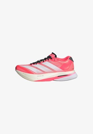Chaussure de course légère rose et blanche avec des lacets noirs et trois bandes blanches sur le côté, avec une semelle épaisse et rembourrée.