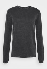 Chemise à manches longues avec col rond en gris foncé, fabriquée en tissu doux avec une finition texturée. Présente des accents cousus le long de l'encolure et des manches.