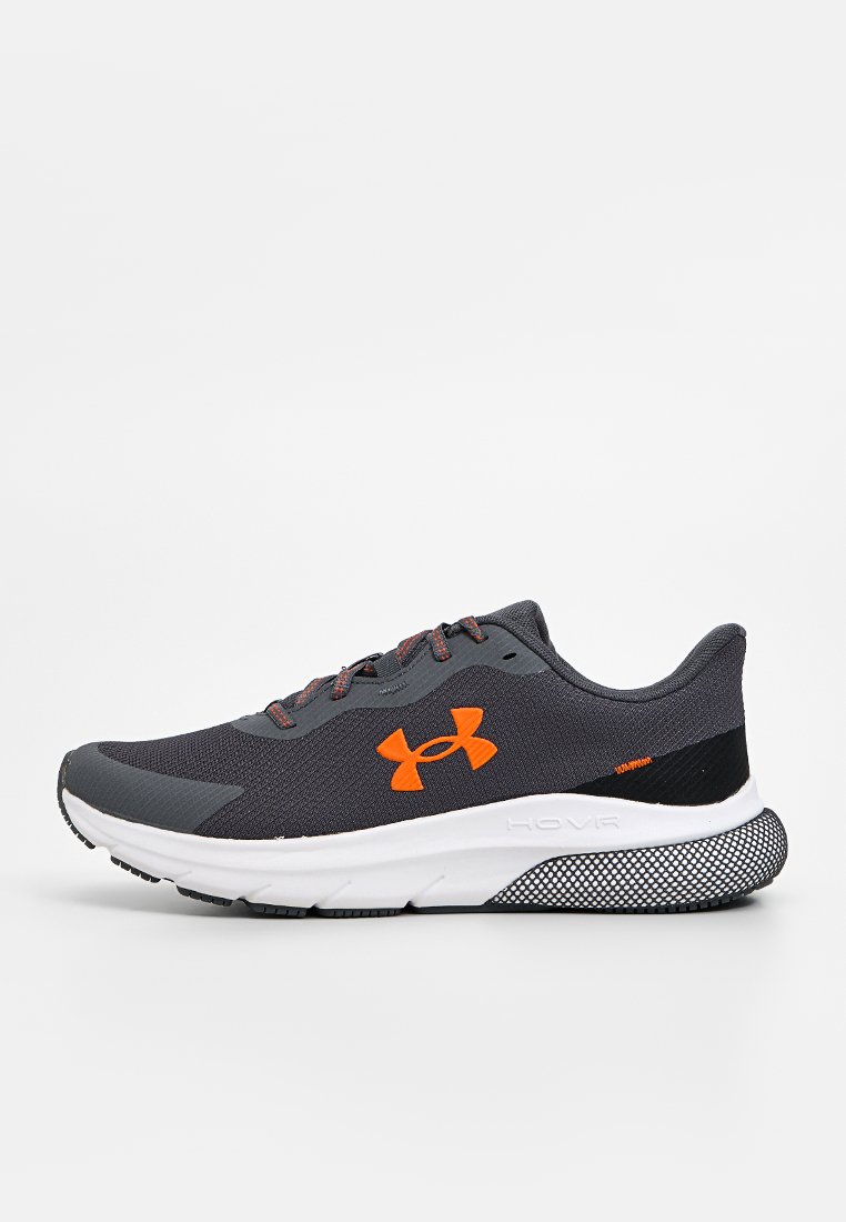 Sportschuhe mit einem dunkelgrauen Textil-Obermaterial und orangen Akzenten, einer gepolsterten weißen Zwischensohle und einer strukturierten schwarzen Gummisohle.