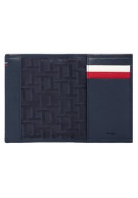Cartera de cuero azul marino con un interior texturizado, que presenta un patrón y tres compartimentos para tarjetas en acentos rojo, blanco y azul marino.