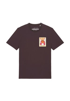 T-shirt marron foncé à manches courtes avec un petit graphisme coloré représentant une tasse fumante étiquetée "The Coffee" sur la partie supérieure gauche de la poitrine.
