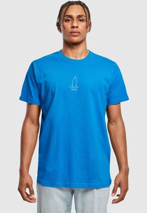 Blå bomulds t-shirt med et lille hvidt surfboardgrafik på brystet, rund halsudskæring og korte ærmer. Blød, glat tekstur.