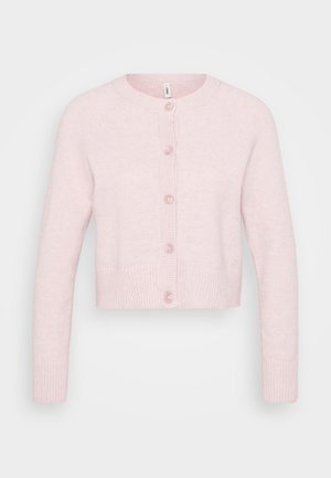 Gaiši rozā džemperis, izgatavots no mīkstas auduma, ar apaļu apkakli, garām raglanu piedurknēm un ribotām aprocēm un apakšmalu, ar piecām pogām.