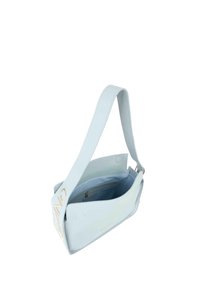 Borsa a tracolla in pelle azzurro chiaro con una tracolla lunga, dotata di una tasca interna con cerniera e un logo decorativo sul davanti.
