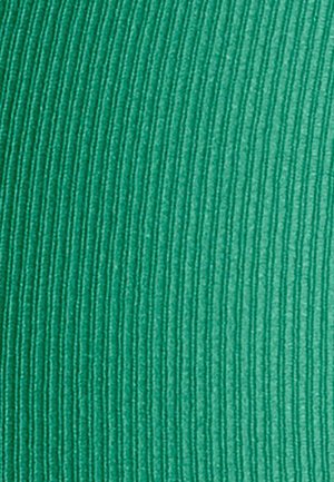 Tessuto testurizzato di un verde vibrante, con motivi a righe verticali. Morbido al tatto con una leggera lucentezza, che mette in risalto la profondità del tessuto.