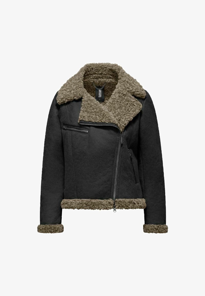 Sort faux læder bikerjakke med bred tan shearlingkrave, manchetter og kant, med asymmetrisk foran lynlås og lynlås lomme på brystet.