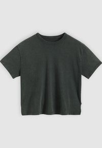 Σκούρο πράσινο κοντομάνικο μπλουζάκι, κατασκευασμένο από βαμβάκι, με στρογγυλή λαιμόκοψη και άνετη εφαρμογή, με ομαλή, ελαφρώς υφή επιφάνεια.