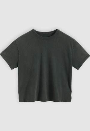 Tume roheline lühikeste varrukatega T-särk, valmistatud puuvillast, millel on ümarselja kaelus ja mugav lõige, sileda ja veidi tekstuurse viimistlusega.