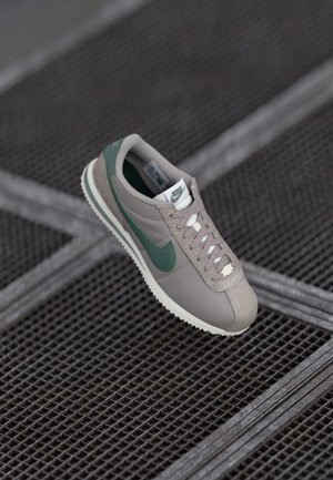 CORTEZ - Zapatillas - college grey/clay green/sail