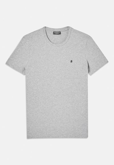 Szürke pamut póló kerek nyakkal és rövid ujjakkal. A bal mellrészen egy kis fekete logó található.