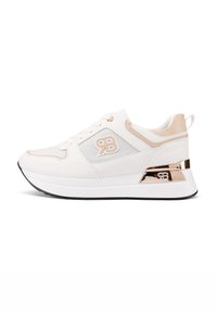 Sneaker sportivo bianco con pannelli in rete, accenti beige e una suola intermedia in rosa oro metallico. Presenta un logo e un design della punta arrotondata.