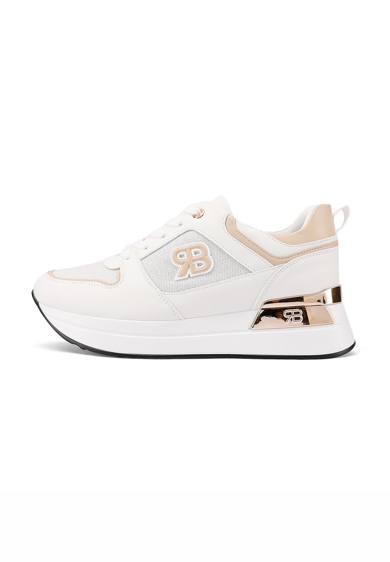 Sneaker sportivo bianco con pannelli in rete, accenti beige e una suola intermedia in rosa oro metallico. Presenta un logo e un design della punta arrotondata.