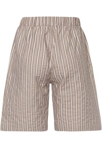 Beige shorts dengan garis vertikal berwarna coklat tua. Pinggang elastis, panjang hingga lutut, terbuat dari kain ringan dengan finishing bertekstur.