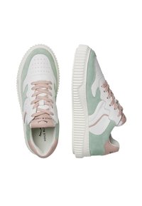 Sneakers bianchi con accenti verde menta e rosa antico. Presentano una combinazione di materiali lisci e scamosciati, punta arrotondata e suola testurizzata.
