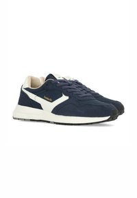 Zapatillas de deporte azul marino fabricadas en ante y tela, con acentos blancos, cordones redondos y una suela texturizada. Logo visible en el lateral.
