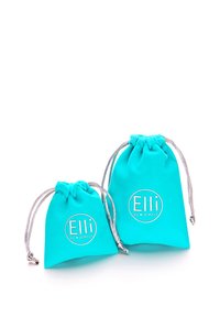 Tyrkisfarvede stof smykkeposer, en stor og en lille, med sølvfarvede snore og trykt logo "Elli WE ♥ JEWELS."