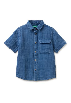 Niebieska koszula z krótkim rękawem, teksturowana bawełna, z guzikami z przodu, kołnierzykiem i pojedynczą kieszenią na piersi z patką.