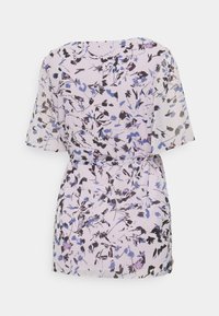 Blusa de mangas curtas em tecido leve e transparente, com um fundo lilás e padrões florais pretos e azuis; cintura ajustada, ajuste solto.