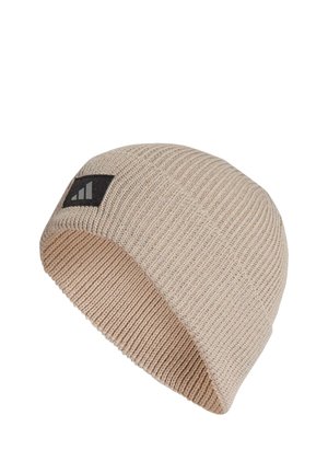 Beanie lavorato a maglia, colore beige, presenta una patch nera con il logo a tre strisce. Texture morbida e design aderente, adatto per un look informale.