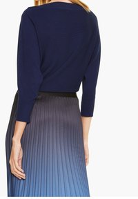comma Sweter