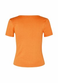 Oranžové tričko s krátkým rukávem vyrobené z ribbed látky. Má kulatý výstřih a těsný střih, bez viditelných vzorů nebo akcentů.