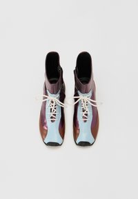 Botas altas con cuero sintético azul, morado y marrón; diseño de cordones con una cremallera en el lateral y una suela texturizada.