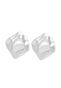 Due cubi di ghiaccio metallici argentati brillanti con superfici lisce e irregolari su uno sfondo bianco.