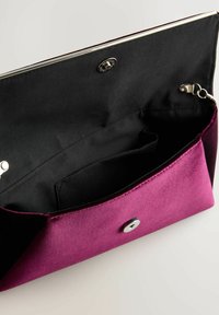 Pochette en satin magenta avec une doublure noire, équipée d'une fermeture à pression, de ferrures argentées et d'une texture extérieure lisse. L'intérieur comprend une poche.